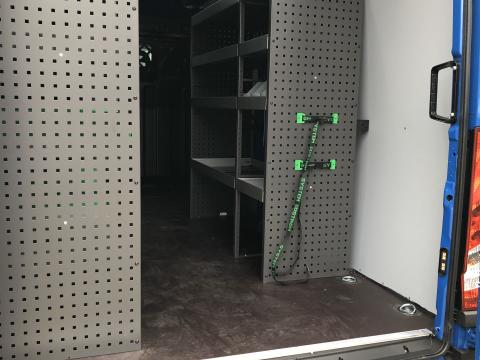 bilindretning med skuffer og reolsystem