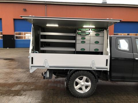 bilindretning på pickup med skuffer og reoler