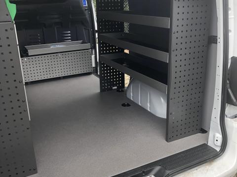 lastbilindretning med reolsystem