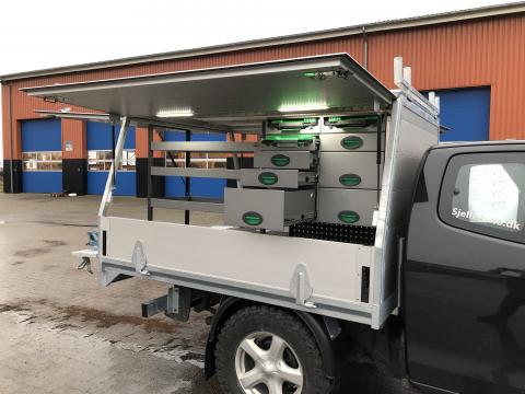 pickup bilindretning med skuffer og arbejdslys